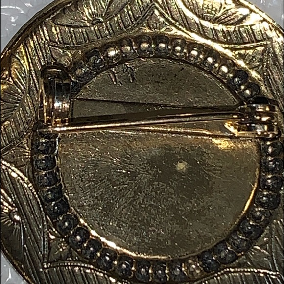 Floral Cabochon in Gold Tone Circle Brooch/Pin - Picture 6 of 8